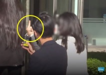 쌍둥이가 날린 가운뎃손가락… 변호인은 “공감시킬 것”