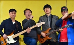 “소리 바람이 내 삶을 조각내도”…정신장애인 밴드가 꿈꾸는 ‘틈’[소나기]