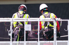 [포토] ‘봄맞이 목욕’하는 강변북로 전광판