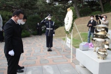 [포착] 현충원 간 김 총리…박정희·이승만 묘역도 참배