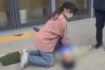 “억” 지하철 승객 심정지… ‘퇴근길 간호사’가 살렸다
