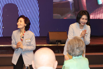 김혜경·설난영 여사 첫 만남…손잡고 환담 나눠 [포착]
