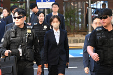‘임상시험 승인 청탁 의혹‘ 양수진, 결심 공판 출석