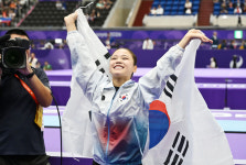 ‘금빛 도약’ 여서정, 8년 만에 도마 금메달