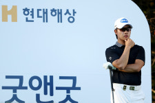 “어릴 적 꿈에 한 발짝”…송민혁, ‘우상’ 최경주 대회 첫날 단독 선두