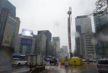 강남역 삼성전자 앞 CCTV 철탑에 사람이 있다