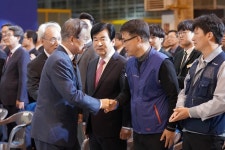 대통령 군산형 최고 상생, 금속노조 임금통제 강요