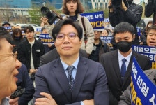 12일째 출근 못한 신동호 EBS 사장 위법한 사장 돌아가라