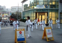 여학교 앞에서 발차기?!