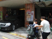 가난한 사람들의 식단에는 외식이 없다