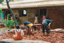 함께 지으면 가벼운, 흙집