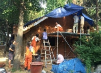 함께 지으면 가벼운, 흙집