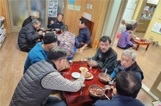 “올해부터 우리 마을은 남녀차별 없이 임금 지급한다”