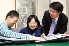 삼성SDI, 형편어려운 학생에 졸업 앨범 전달