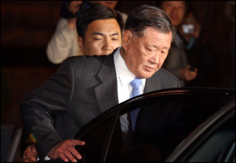 [사진]차에 오르는 정몽구 회장