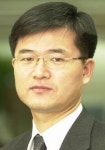 충무아트홀사장에 동아 문화부장출신 윤정국씨