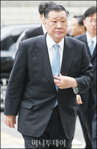 [사진]법원으로 들어서는 정몽구 회장