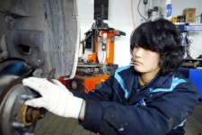 21세 여성 車정비사 눈길..적성에 맞아요