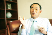 4연임 비결? 적자社 살리는 외길 달렸을뿐