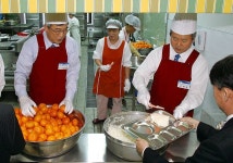 신상훈 행장,구내식당 일일배식