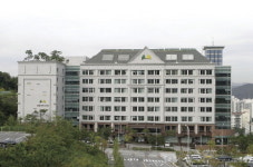 시장반응 냉랭, 노인 이미지희석이 관건