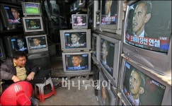 [사진]美 첫 흑인 대통령 지켜보는 상인