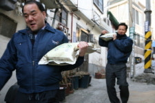 극동건설, 저소득층에 사랑의 쌀 전달