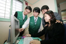 하나금융, 다문화가정에 PC 전달