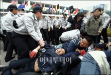 [사진]연행되는 금속노조원들