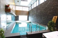 우린 모텔로 파티간다