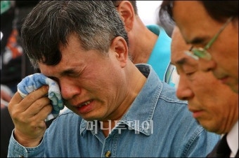 [사진]눈물에 젖은 봉하마을