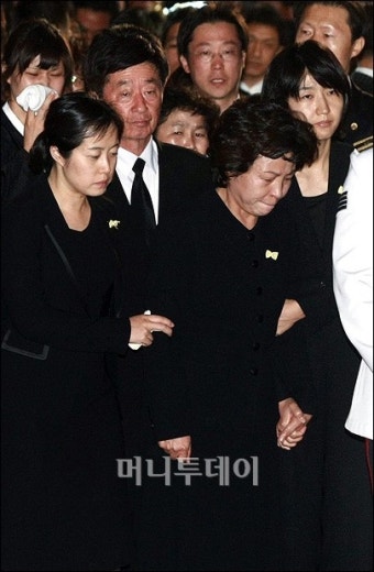[사진]이제는 봉하마을로....슬픔 참는 유족들