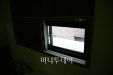[단독][사진]유진박 머물던 군포 모텔방 작은창문