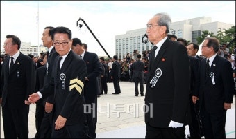 [사진]빈소 들어서는 北 김기남 노동당 비서