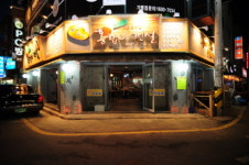 “시원칼칼한 홍합탕 국물이 무한리필됩니다”