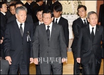 [사진]조문 마치고 나오는 박삼구 명예회장