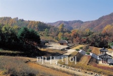 충절의 땅…이맘 때면 왜 더 붉어질까
