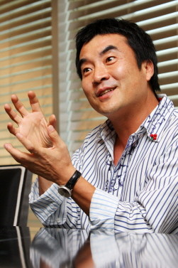 가수 김정민, 모친상 조의금 350만원 전액 기부 모친의 뜻 이어가고자