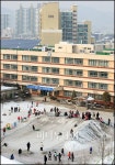[사진]학교에 만들어진 눈썰매장