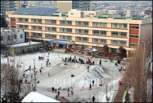 [사진]눈썰매장으로 변한 운동장