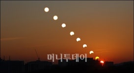 [사진]서울상공의 우주쇼  부분일식