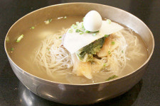 감칠맛 나는 육수, 메밀향 가득한 냉면