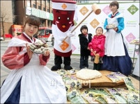 [사진]떡메치고 전통 찰떡 맛보세요