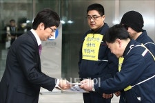 디앤디 서한산업 | [사진]쌍용차, 산업은행에 항의서한 전달