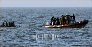 [사진]남기훈 상사 시신 수습하는 SSU 대원들