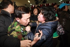[사진]군에 항의하는 故 서대호 하사 모친