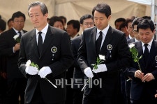 [사진]정몽준 대표-오세훈 시장, 서울광장 합동분향소 찾아