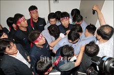 [사진]어윤대 KB회장 취임첫날 노조와 충돌