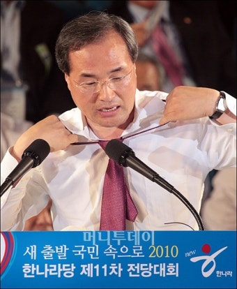 [사진]김대식 후보 '넥타이 풀고 합시다'