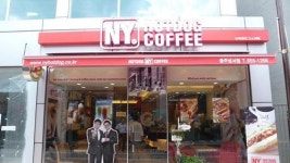 뉴욕핫도그&커피 BI 교체, 붉은색 워드마크 NY 이니셜로 함축